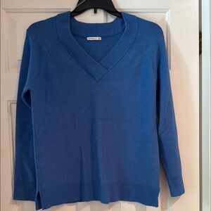 Staccato boutique brand Blue V-Neck Sweater Med runs big EUC